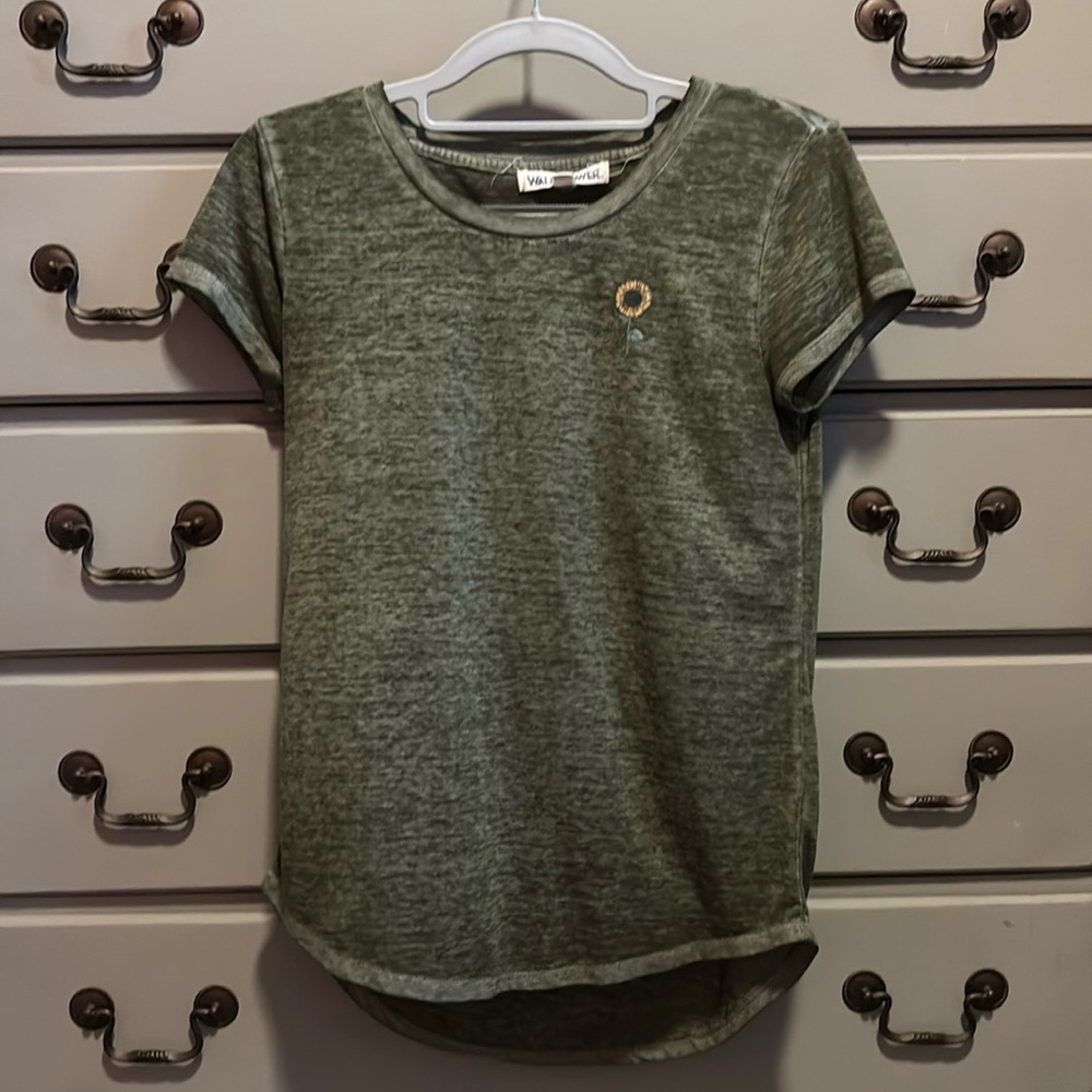 T-shirt Wallflower juniors Small green with sunflower upper left side